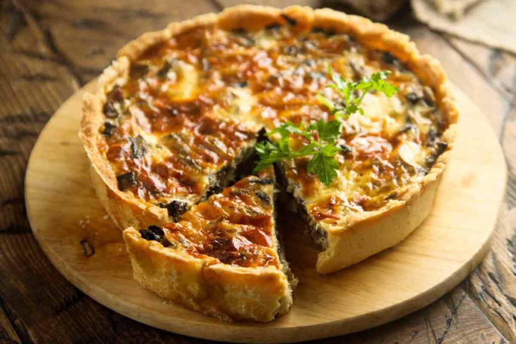 torta salata su tagliere di legno