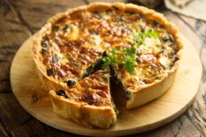 torta salata su tagliere di legno