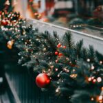 addobbo ramo sul camino con luci e palline rosse