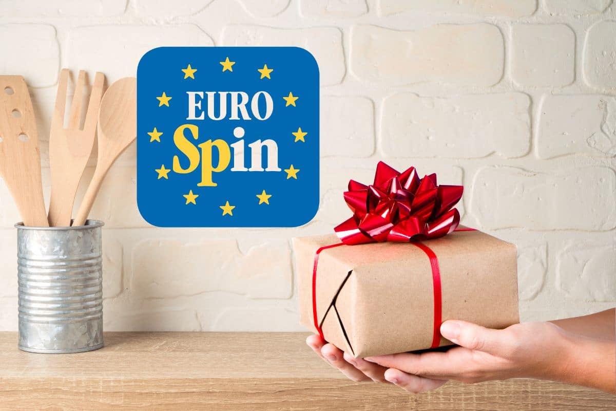 tavolo cucina con mestoli in legno, logo eurospin e mani che sorreggono un regalo di natale