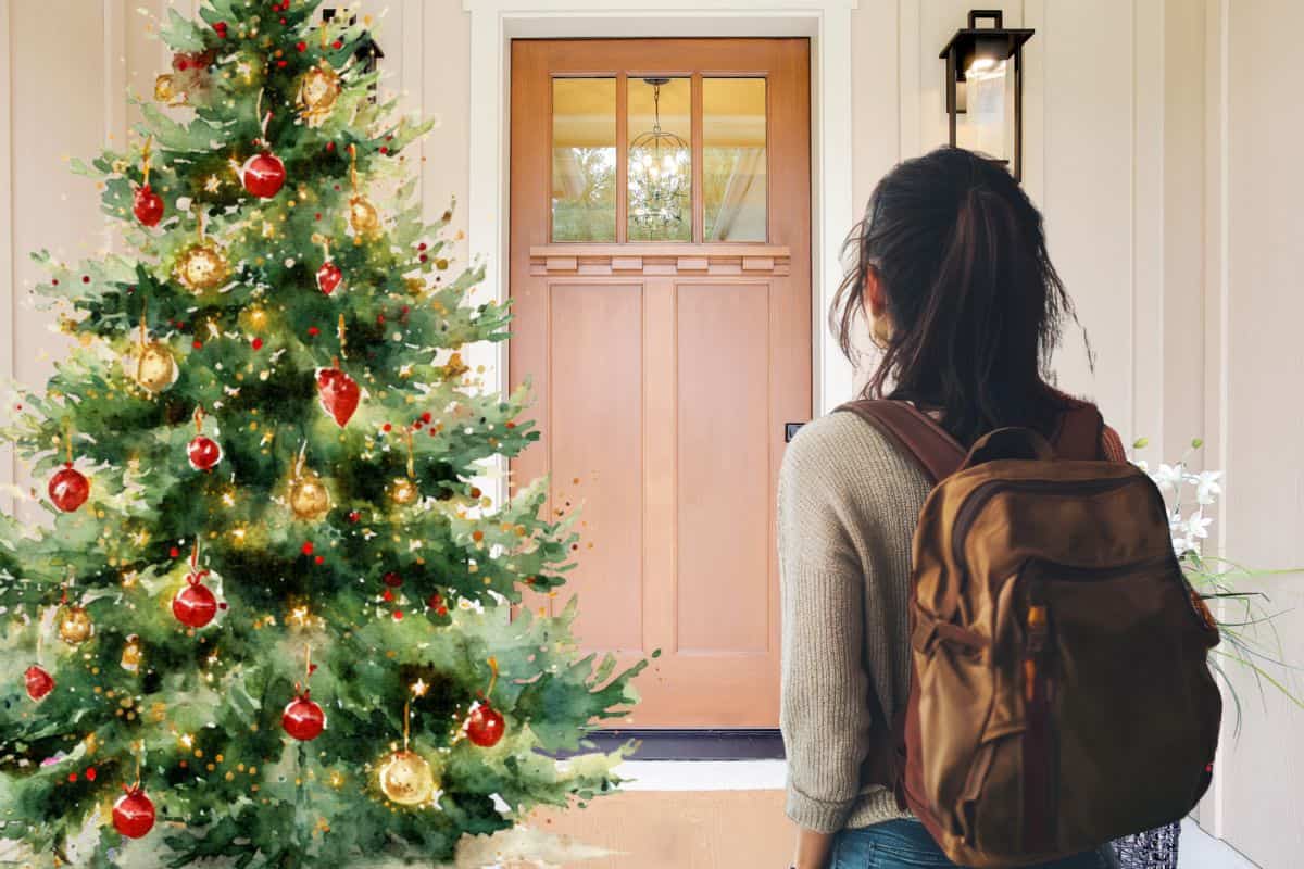 porta di casa, con donna di spalle con zaino pronta alla partenza e albero di natale