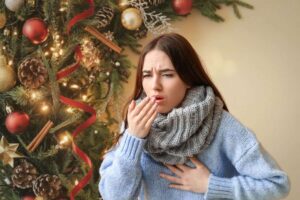 addobbi natalizi e donna che tossisce