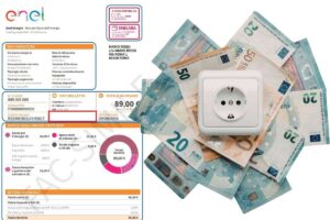 bolletta luce fac simile e banconote euro con sopra presa elettrica