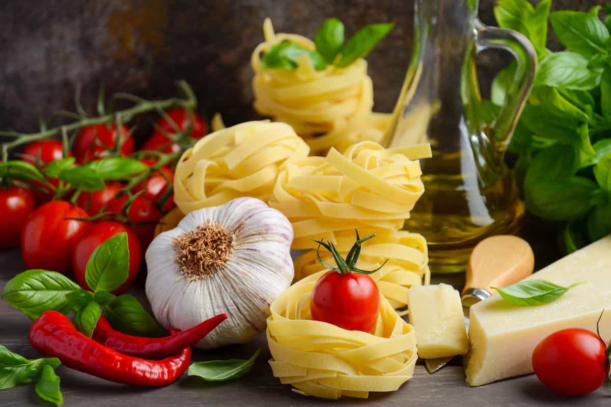 peperoncino, aglio, pasta, pomodori e formaggio