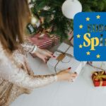 donna che mette pacchetto regalo natale sotto l'albero e logo eurospin
