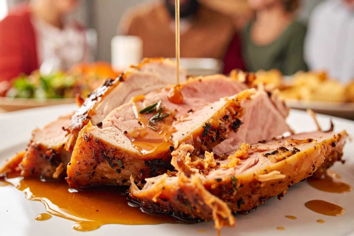 arrosto tagliato mentre versano sughetto sopra