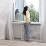 donna che apre finestra casa