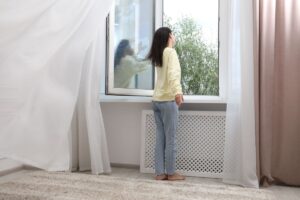 donna che apre finestra casa