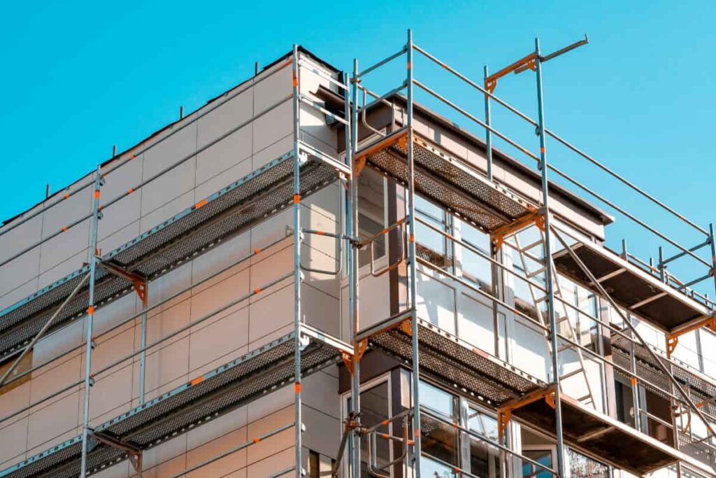 impalcature davanti palazzo per lavori ristrutturazione