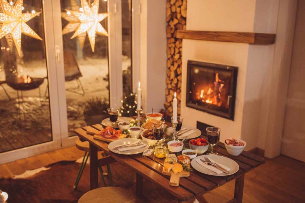 tavolo apparecchiato camino acceso cena