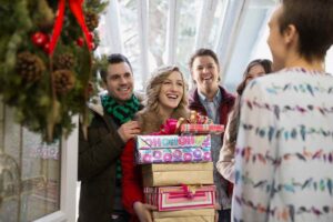 ragazzo accoglie ospiti a natale