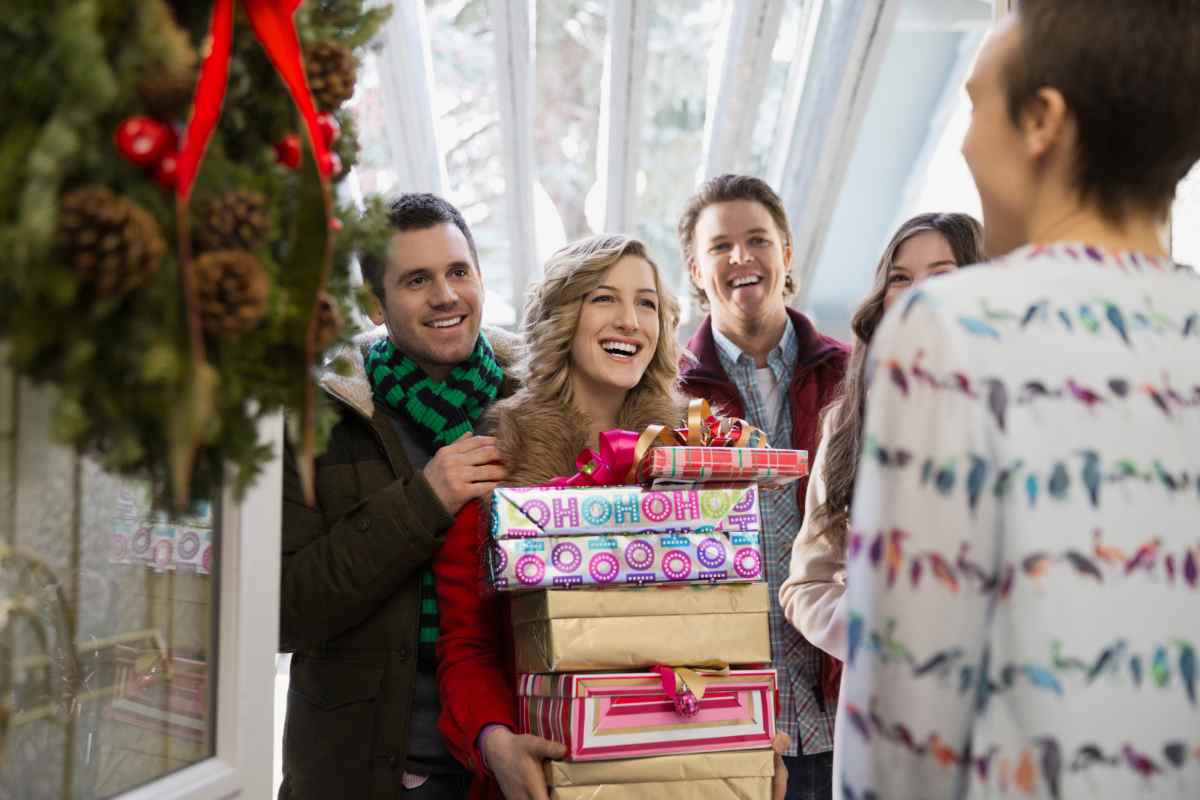ragazzo accoglie ospiti a natale