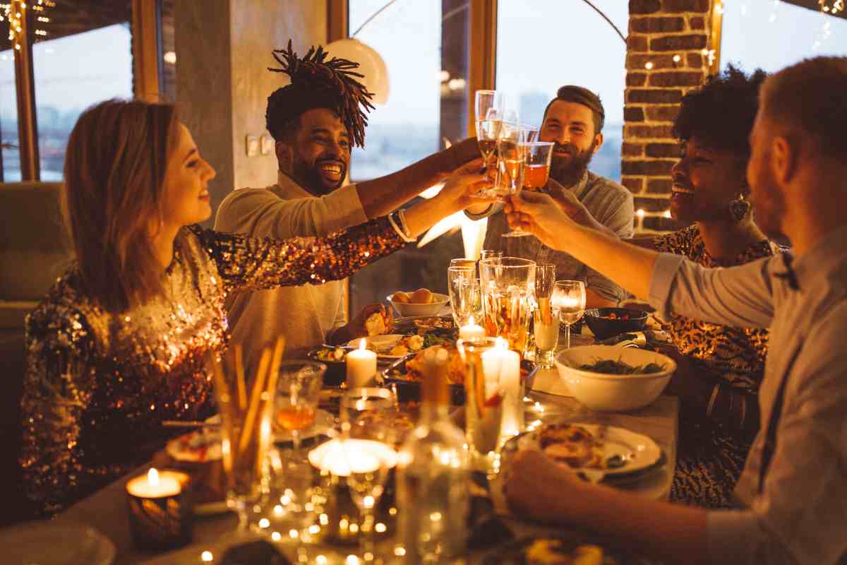amici durante cena delle feste