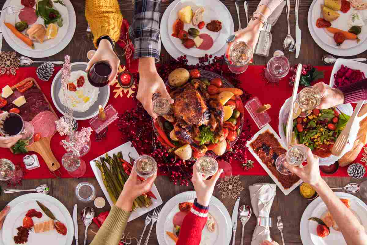 tavola natalizia piena di cibo 