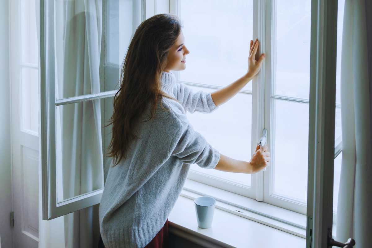 donna apre finestra