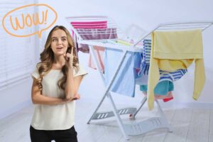 donna indica in alto grafica wow e stendino con bucato steso