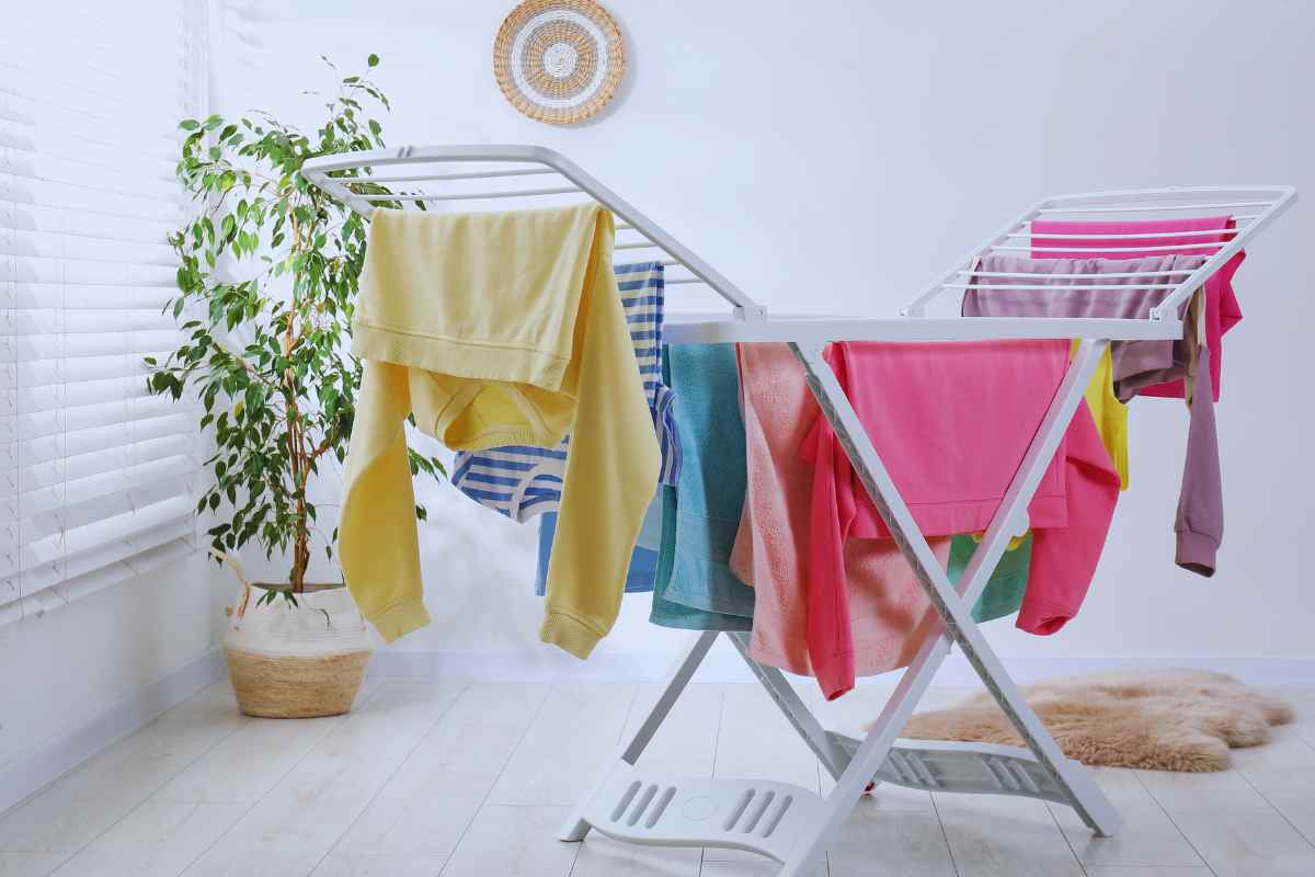stendino con bucato steso