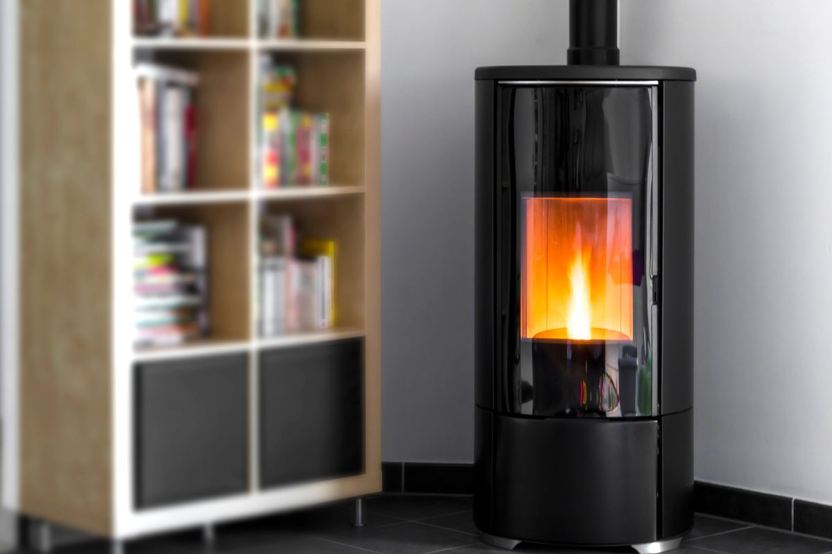 stufa a pellet accesa