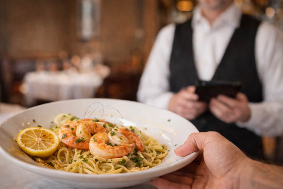 piatto con capello dentro e cameriere