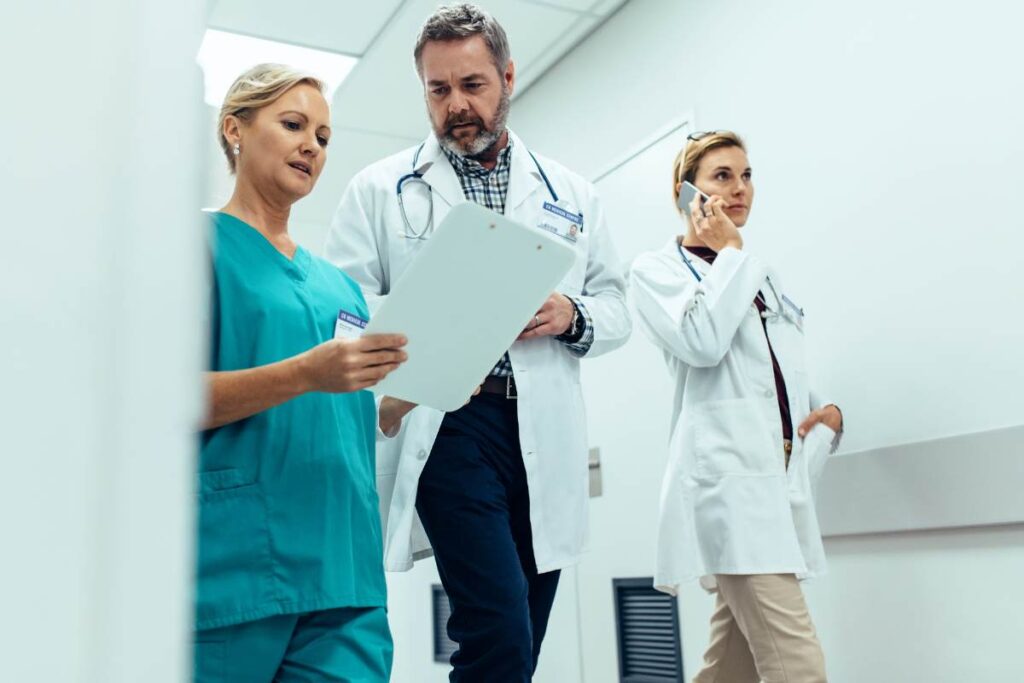 dottori e infermiera che parlano