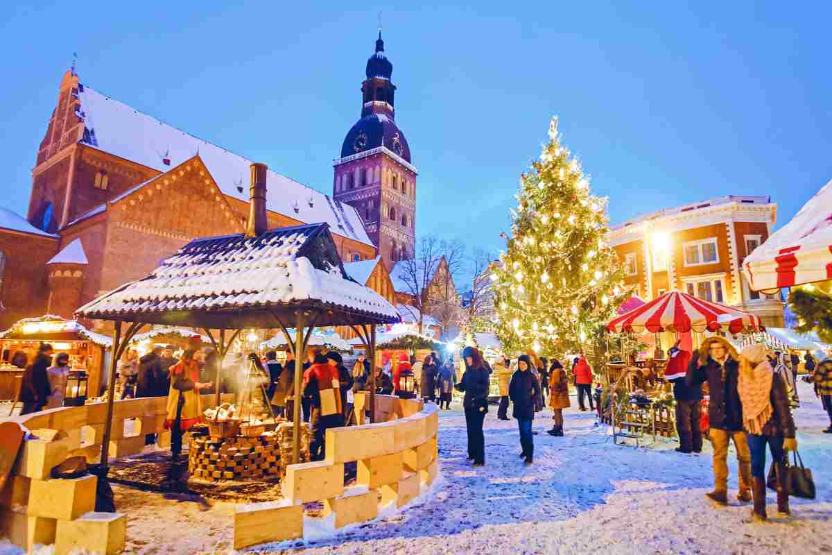 mercatino natalizio con neve