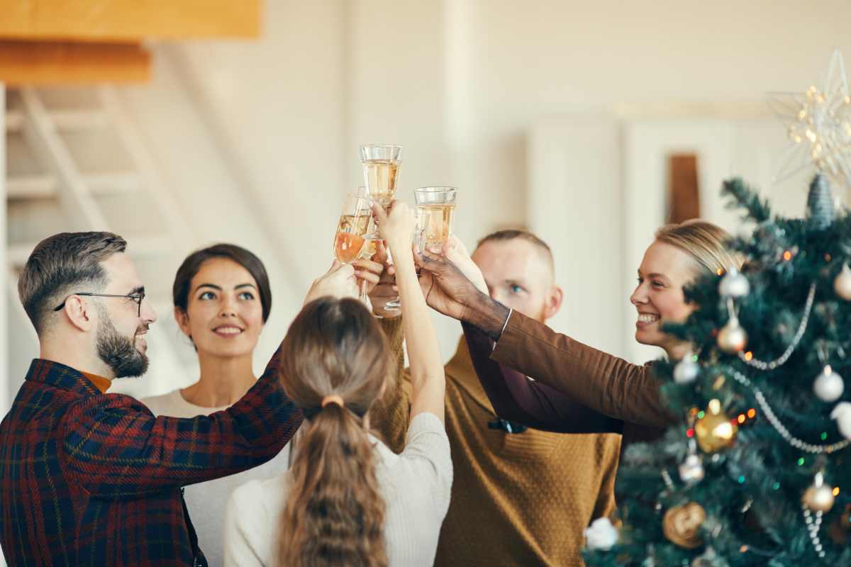 amici brindano a natale