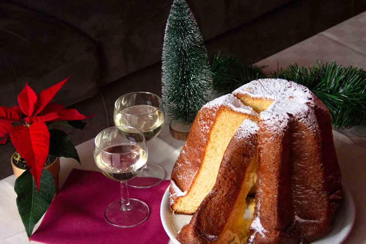 pandoro tagliato calici di vino decorazioni natalizie