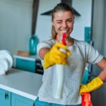 donna con spray per pulire