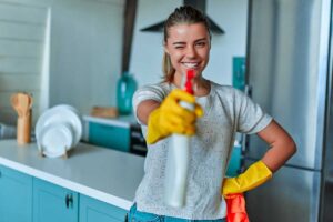 donna con spray per pulire