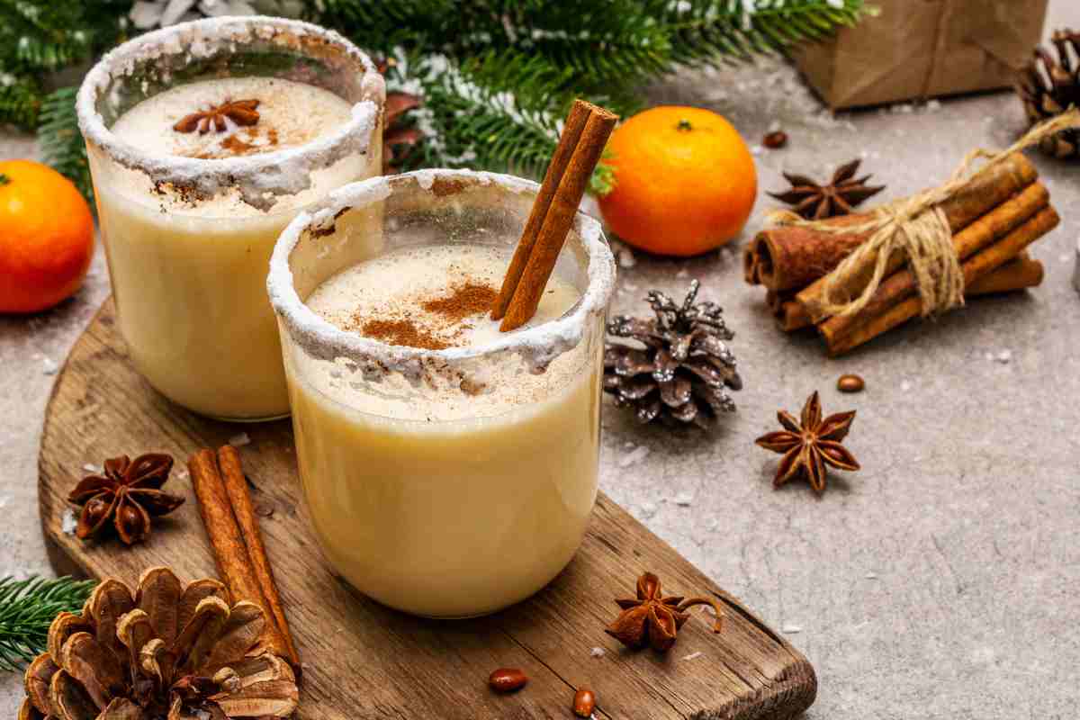 zabaione in bicchieri su tavola natalizia