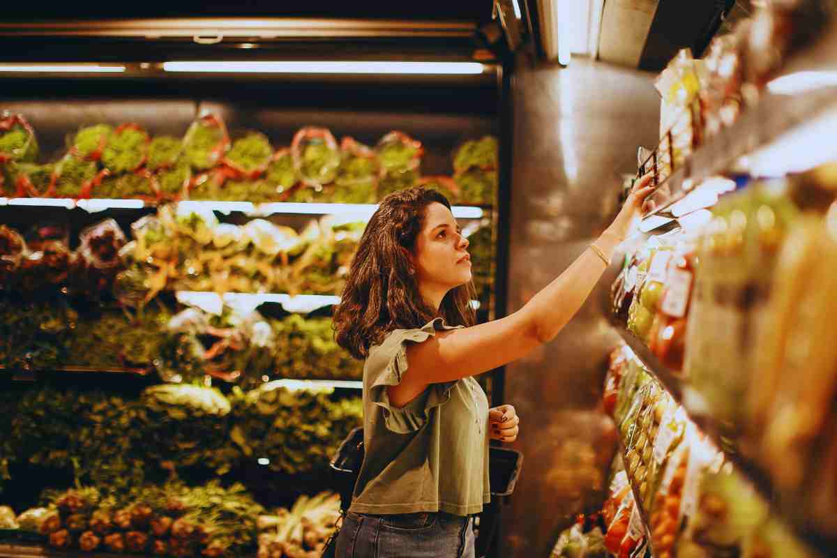 donna spesa supermercato