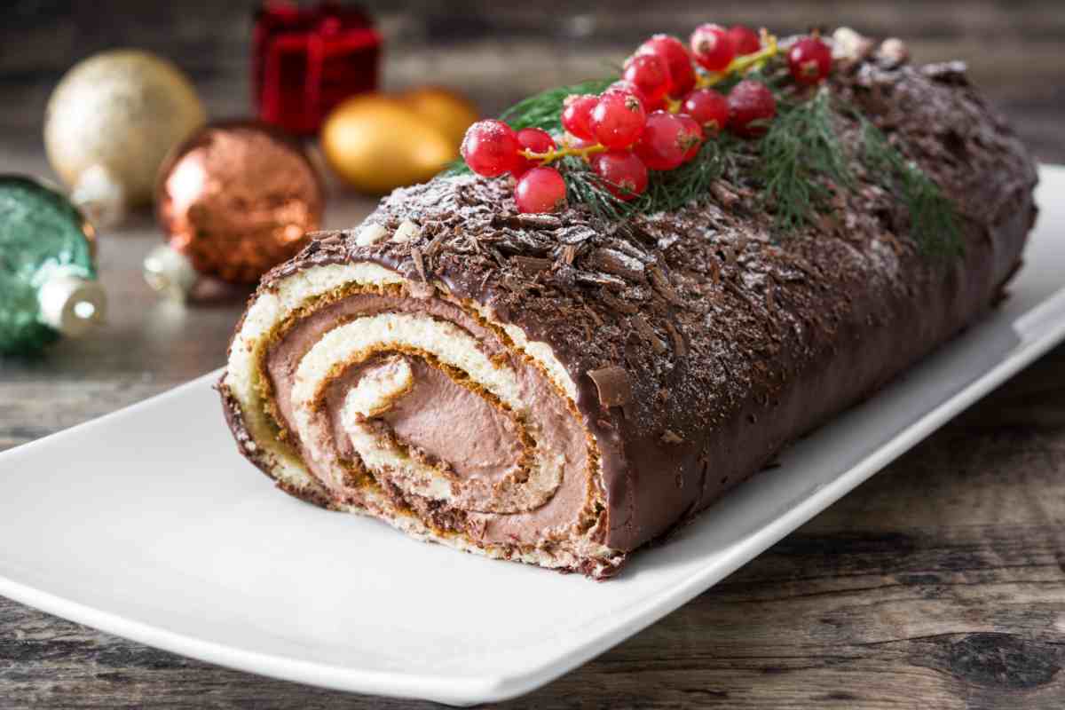 tronchetto di natale su piatto bianco