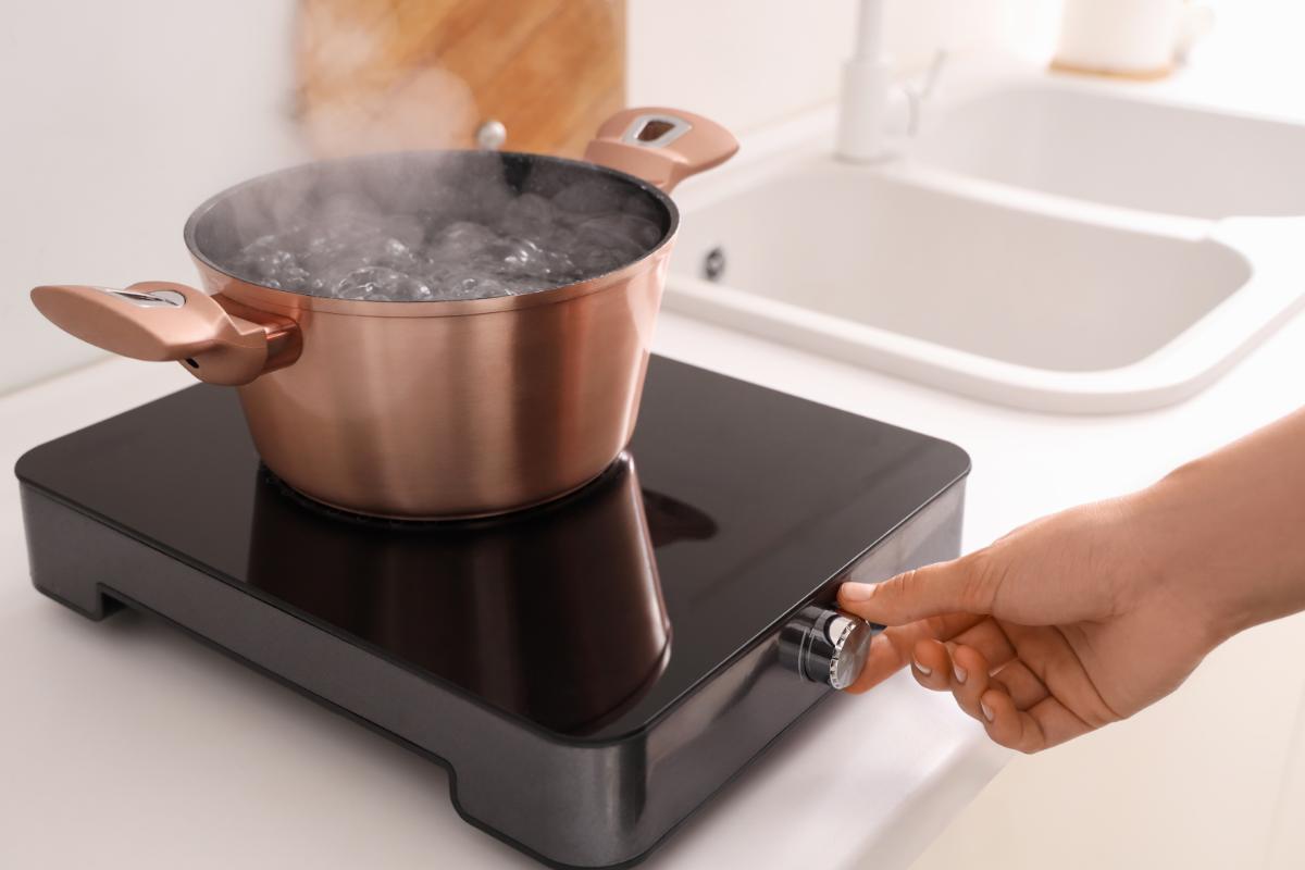 pentola con acqua e vapore su fornello elettrico