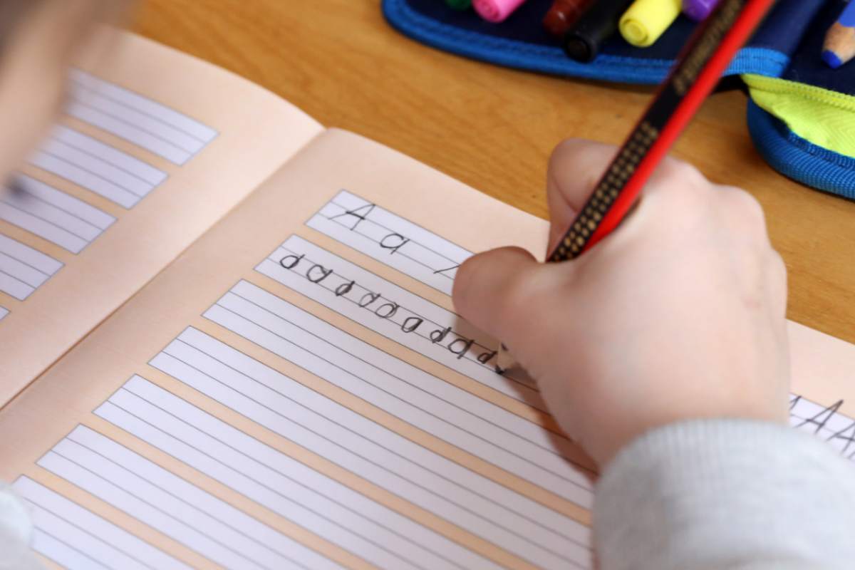 bambino impara a scrivere
