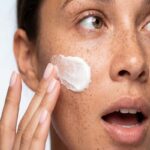 donna stupita con crema antirughe
