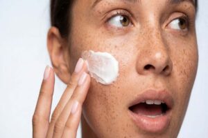 donna stupita con crema antirughe