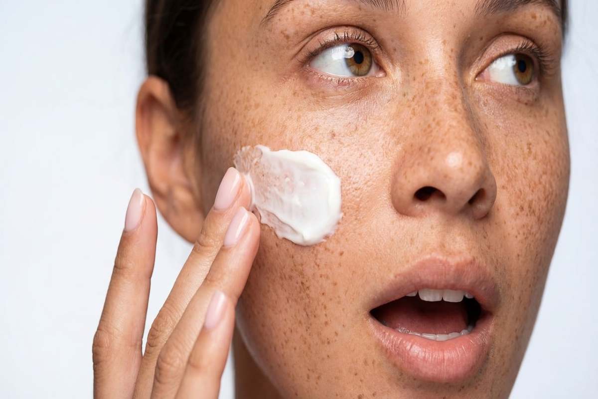 donna stupita con crema antirughe